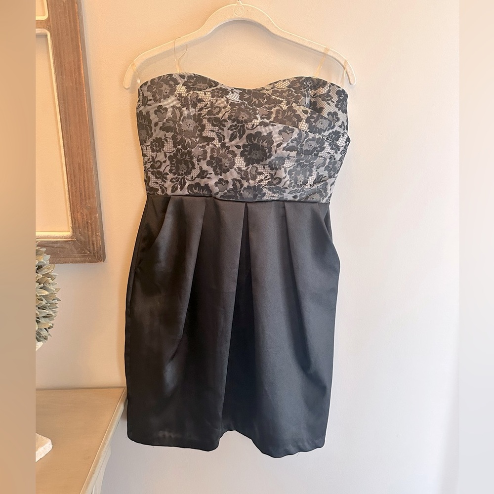 Studio Y(Maurices)women’s size 9/10 black knee-length strapless dress w/ pockets